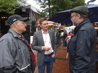 Brgermeister Harald Lenen im Gesprch mit Franjo Terhart und Leo Siebierski